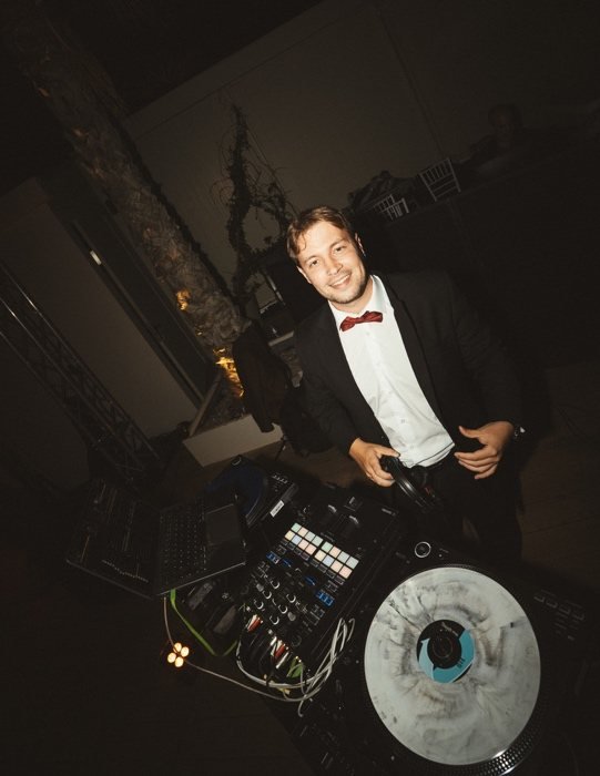 Dimitris Vlisidis performing at a wedding